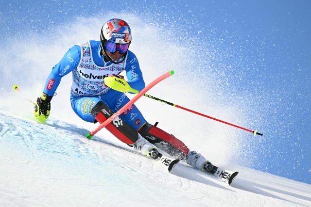 Italy’s Tobias Kastlunger competes in the first run of the Men's Slalom, part of the FIS Alpine Ski World Cup 2025-2026 in Adelboden, soutwestern Switzerland on January 11, 2026. (Photo by Fabrice COFFRINI / AFP)