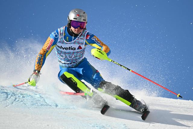 Sweden’s Fabian Ax Swartz competes in the first run of the Men's Slalom, part of the FIS Alpine Ski World Cup 2025-2026 in Adelboden, soutwestern Switzerland on January 11, 2026. (Photo by Fabrice COFFRINI / AFP)