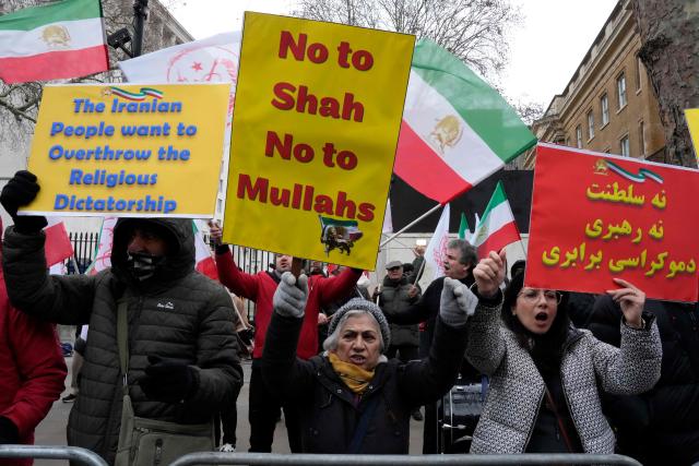 Protesters gather with placards outside the gates of Downing Street to attend a London Rally in Solidarity with Iran's Uprising, organised by The Association of Anglo-Iranian Women in the UK and The national Council of Resistance of Iran, in central London on January 11, 2026, to protest against the Iranian regime's crackdown on protesters. At least 192 people have been killed in two weeks of protests against the government and economic strain in Iran, a rights group said on Sunday, in a sharp rise from an earlier death toll of 51. (Photo by CARLOS JASSO / AFP)