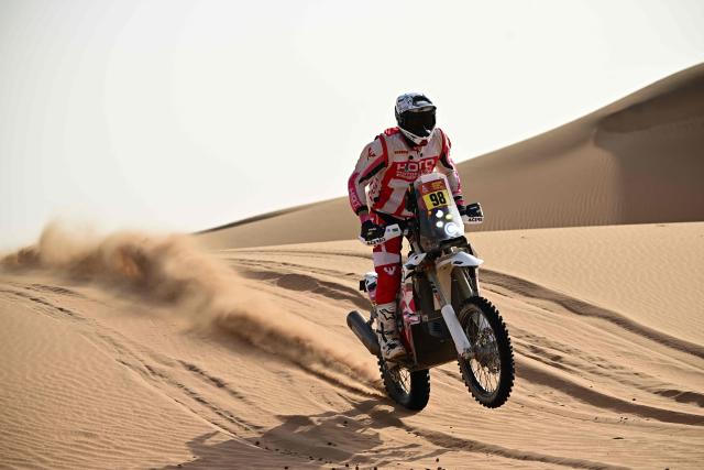 US rider Mason Klein competes with a Hoto Rally in the Stage 7 of the 48th edition of the Dakar Rally 2026, between Riyadh and Wadi ad-Dawasir, Saudi Arabia, on January 11, 2026. (Photo by Giuseppe CACACE / AFP)