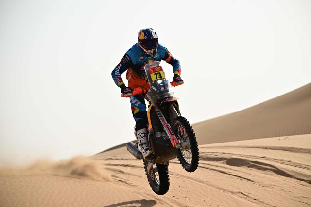 Spanish rider Edgar Canet competes with a Ktm 450 Rally Factory in the Stage 7 of the 48th edition of the Dakar Rally 2026, between Riyadh and Wadi ad-Dawasir, Saudi Arabia, on January 11, 2026. (Photo by Giuseppe CACACE / AFP)