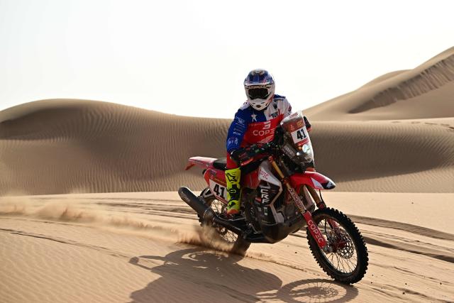 Chilean rider Ruy Barbosa competes with a Honda Crf 450 in the Stage 7 of the 48th edition of the Dakar Rally 2026, between Riyadh and Wadi ad-Dawasir, Saudi Arabia, on January 11, 2026. (Photo by Giuseppe CACACE / AFP)