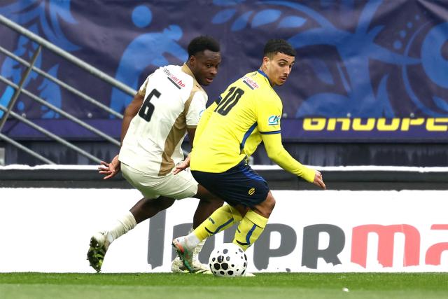 Lens’ Austrian defender #06 Samson Baidoo (L) fights for the ball with Sochaux’s Algerian forward #10 Aymen Boutoutaou during the French Cup round of 32 football match between FC Sochaux-Montbeliard and RC Lens at the Auguste-Bonal stadium in Sochaux, eastern France on January 11, 2026. (Photo by Frederick FLORIN / AFP)