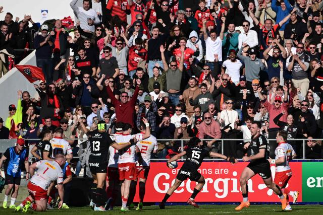 Toulon's French fullback Marius Domon (3rdR) celebrates after scoring a try during the European Champions Cup first round, day 3, pool 2, rugby union match between Toulon and Munster at Félix-Mayol stadium in Toulon, on January 11, 2026. (Photo by Miguel MEDINA / AFP)
