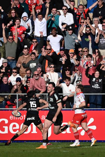 Toulon's French fullback Marius Domon (L) celebrates after scoring a try during the European Champions Cup first round, day 3, pool 2, rugby union match between Toulon and Munster at Félix-Mayol stadium in Toulon, on January 11, 2026. (Photo by Miguel MEDINA / AFP)