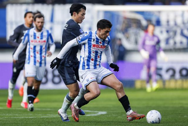 Heerenveen's Vasilios Zagaritis (R) fights for the ball with Feyenoord's Ayase Ueda during the Dutch Eredivisie match between SC Heerenveen and Feyenoord Rotterdam at the Abe Lenstra Stadium in Heerenveen on January 11, 2026. (Photo by MAURICE VAN STEEN / ANP / AFP) / Netherlands OUT