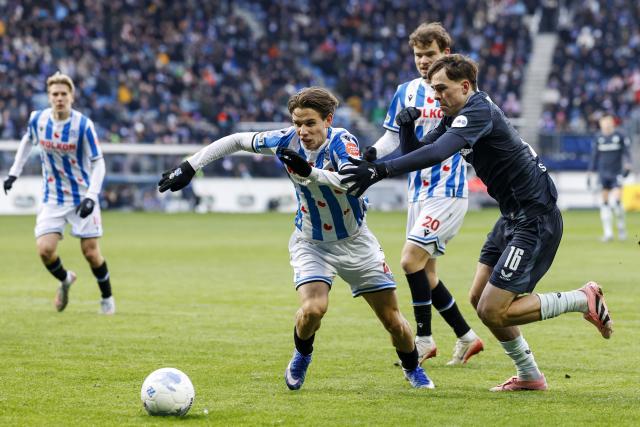 Heerenveen's Oliver Braude (L) fights for the ball with Feyenoord's Leo Sauer during the Dutch Eredivisie match between SC Heerenveen and Feyenoord Rotterdam at the Abe Lenstra Stadium in Heerenveen on January 11, 2026. (Photo by MAURICE VAN STEEN / ANP / AFP) / Netherlands OUT
