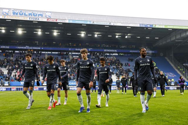 Feyenoord's players leave the pitch after the Dutch Eredivisie match between SC Heerenveen and Feyenoord Rotterdam at the Abe Lenstra Stadium in Heerenveen on January 11, 2026. (Photo by MAURICE VAN STEEN / ANP / AFP) / Netherlands OUT