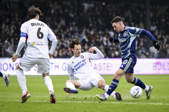 SC Telstar's Dutch midfielder #02 Jeff Hardeveld (C) fights for the ball with Ajax's Israeli forward #10 Oscar Gloukh during the Dutch Eredivisie football match between Telstar and Ajax at BUKO Stadion in Velsen-Zuid on January 11, 2026. (Photo by Olaf KRAAK / ANP / AFP) / Netherlands OUT