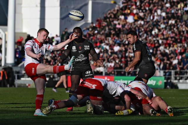 Munster's Irish scrum-half Paddy Patterson (L) kicks the ball during the European Champions Cup first round, day 3, pool 2, rugby union match between Toulon and Munster at Félix-Mayol stadium in Toulon, on January 11, 2026. (Photo by Miguel MEDINA / AFP)