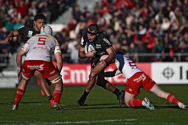 Toulon's French center Jeremy Sinzelle (C) runs with the ball during the European Champions Cup first round, day 3, pool 2, rugby union match between Toulon and Munster at Félix-Mayol stadium in Toulon, on January 11, 2026. (Photo by Miguel MEDINA / AFP)
