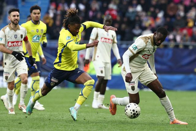Sochaux’s French forward #13 Solomon Loubao (L) fights for the ball with Lens’ Senegalese forward #19 Abdallah Sima during the French Cup round of 32 football match between FC Sochaux-Montbeliard and RC Lens at the Auguste-Bonal stadium in Sochaux, eastern France on January 11, 2026. (Photo by Frederick FLORIN / AFP)