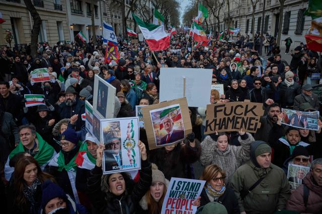 People take part in a demonstration to support mass rallies denouncing the Islamic republic in Iran in Paris on January 11, 2026. At least 192 protesters have been killed in Iran's biggest movement against the Islamic republic in more than three years, as warnings grew that authorities were committing a "massacre" to quell the demonstrations. The protests, initially sparked by anger over the rising cost of living, have now become a movement against the theocratic system in place in Iran since the 1979 revolution and have already lasted two weeks. (Photo by Kiran RIDLEY / AFP)