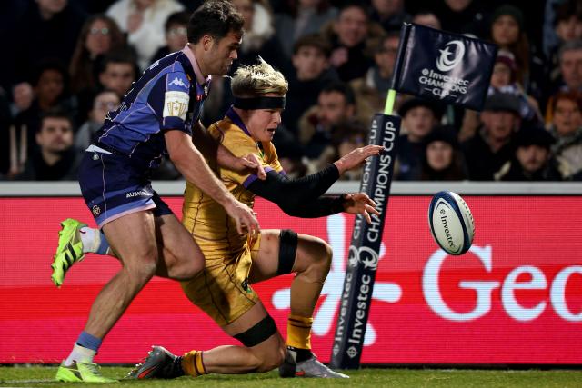 Northampton Saints' English number 8 Henry Pollock (R) scores a try in front of Bordeaux-Begles' French wing Damian Penaud (L) during the European Champions Cup first round, day 3, pool 4, rugby union match between Bordeaux-Begles and Northampton Saints at the Chaban-Delmas stadium in Bordeaux on January 11, 2026. (Photo by ROMAIN PERROCHEAU / AFP)