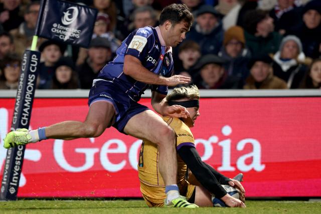 Northampton Saints' English number 8 Henry Pollock (R) scores a try in front of Bordeaux-Begles' French wing Damian Penaud (L) during the European Champions Cup first round, day 3, pool 4, rugby union match between Bordeaux-Begles and Northampton Saints at the Chaban-Delmas stadium in Bordeaux on January 11, 2026. (Photo by ROMAIN PERROCHEAU / AFP)