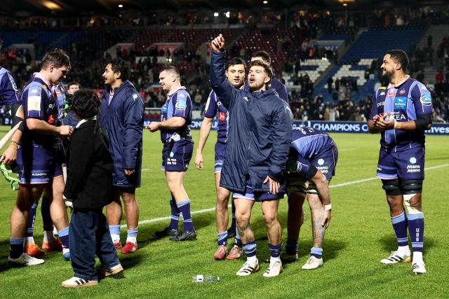 Bordeaux-Begles' French fly-half Matthieu Jalibert (3rd R) and team mates celebrate with supporters after winning the European Champions Cup first round, day 3, pool 4, rugby union match between Bordeaux-Begles and Northampton Saints at the Chaban-Delmas stadium in Bordeaux on January 11, 2026. (Photo by ROMAIN PERROCHEAU / AFP)