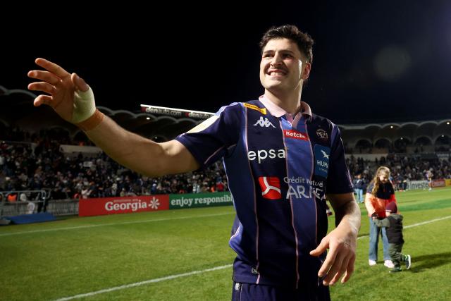 Bordeaux-Begles' French centre Nicolas Depoortere celebrates with supporters after winning the European Champions Cup first round, day 3, pool 4, rugby union match between Bordeaux-Begles and Northampton Saints at the Chaban-Delmas stadium in Bordeaux on January 11, 2026. (Photo by ROMAIN PERROCHEAU / AFP)