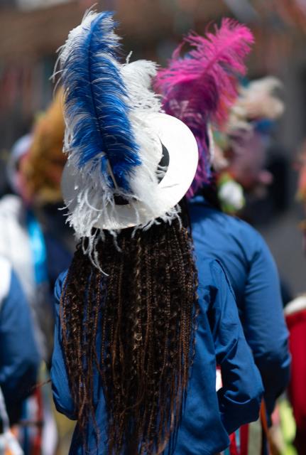 Revellers take part in the traditional Reinado de Nossa Senhora do Rosario, Santa Efigenia e Sao Benedito (Reign of Our Lady of the Rosary, St Efigenia and St. Benedict) festival to honour Chico Rei, through the historic streets of Ouro Preto, Brazil, on January 11, 2026. According to tradition, Chico was the king of a tribe in Congo brought by the Portuguese as a slave and who managed to buy his freedom and that of other slaves to become 'king' in Ouro Preto and, from then on, part of the Brazilian folklore. More than 30 congado guards from Ouro Preto and the region take part in the event. (Photo by Douglas MAGNO / AFP)