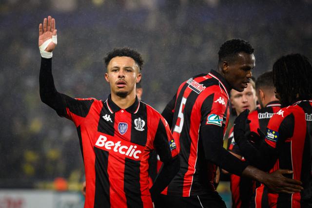 Nice's Moroccan forward #10 Sofiane Diop (L) celebrates with teammates after he scored his team's first goal during the French Cup round of 32 football match between FC Nantes and OGC Nice at the Stade de la Beaujoire–Louis Fonteneau in Nantes, western France on January 11, 2026. (Photo by Loic VENANCE / AFP)
