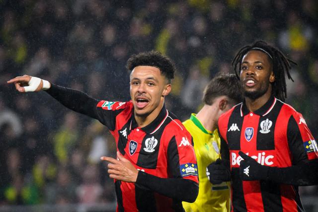 Nice's Moroccan forward #10 Sofiane Diop (L) celebrates with teammates after he scored his team's first goal during the French Cup round of 32 football match between FC Nantes and OGC Nice at the Stade de la Beaujoire–Louis Fonteneau in Nantes, western France on January 11, 2026. (Photo by Loic VENANCE / AFP)