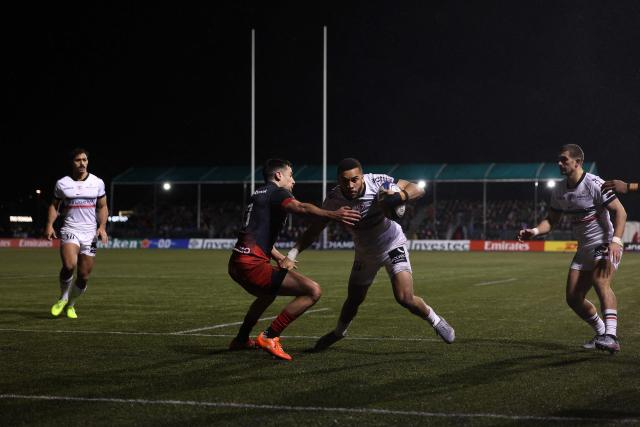 Saracens' English centre Alex Lozowski fails to stop Toulouse's French wing Matthis Lebel scoring a second try during the European Rugby Champions Cup pool 1, rugby union match between Saracens and Stade Toulousain at the StoneX Stadium in north London on January 11, 2026. (Photo by Adrian Dennis / AFP)