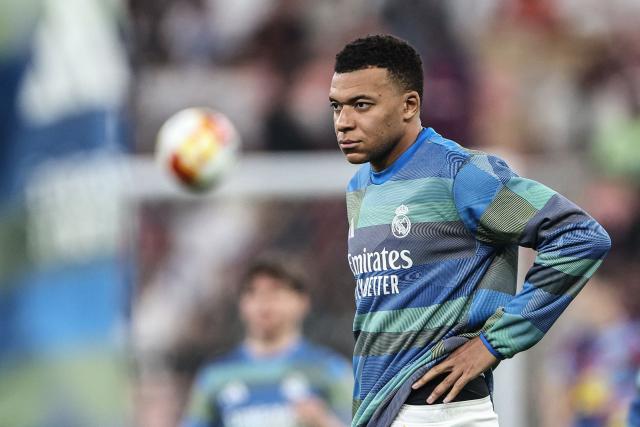 Real Madrid's French forward #10 Kylian Mbappe warms up prior to the start of the Spanish Super Cup final football match between FC Barcelona and Real Madrid at the King Abdullah Stadium in Jeddah on January 11, 2026. (Photo by Fadel SENNA / AFP)