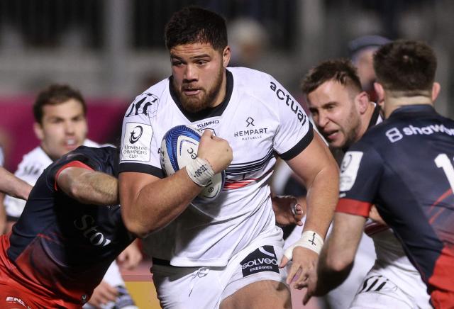 Toulouse's French lock Emmanuel Meafou (C) avoids a tackle during the European Rugby Champions Cup pool 1, rugby union match between Saracens and Stade Toulousain at the StoneX Stadium in north London on January 11, 2026. (Photo by Adrian Dennis / AFP)