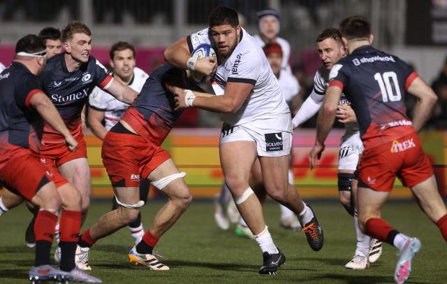Toulouse's French lock Emmanuel Meafou (C) avoids a tackle during the European Rugby Champions Cup pool 1, rugby union match between Saracens and Stade Toulousain at the StoneX Stadium in north London on January 11, 2026. (Photo by Adrian Dennis / AFP)