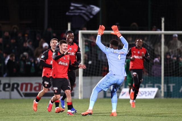 Rennes' players celebrate scoring a goal during the French Cup round of 32 football match between US Chantilly and Stade Rennais at the Pierre-Brisson stadium in Beauvais, northern France on January 11, 2026. (Photo by Anne-Christine POUJOULAT / AFP)