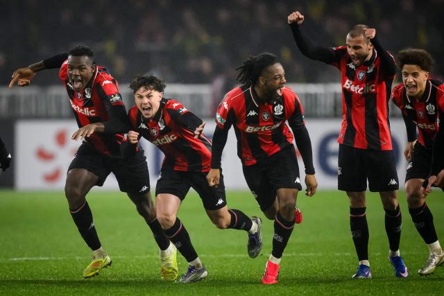 TOPSHOT - Nice's players celebrate advancing to the next stage after a 1-1 draw at the end of the French Cup round of 32 football match between FC Nantes and OGC Nice at the Beaujoire stadium in Nantes, western France on January 11, 2026. The match between Nantes and Nice ended 1-1. (Photo by Loic VENANCE / AFP)