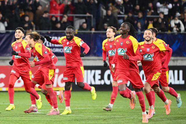 Le Mans' players celebrate their victory after winning the French Cup round of 32 football match between Le Mans and AS Nancy Lorraine at the Marie-Marvingt stadium in Le Mans, western France on January 11, 2026. (Photo by JEAN-FRANCOIS MONIER / AFP)