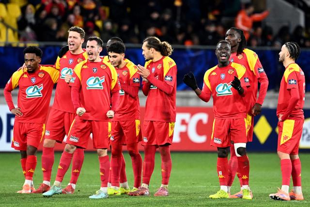 Le Mans' players celebrate their victory after winning the French Cup round of 32 football match between Le Mans and AS Nancy Lorraine at the Marie-Marvingt stadium in Le Mans, western France on January 11, 2026. (Photo by JEAN-FRANCOIS MONIER / AFP)