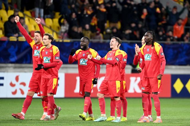 Le Mans' players celebrate their victory after winning the French Cup round of 32 football match between Le Mans and AS Nancy Lorraine at the Marie-Marvingt stadium in Le Mans, western France on January 11, 2026. (Photo by JEAN-FRANCOIS MONIER / AFP)