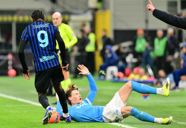 Inter Milan's French forward #9 Marcus Thuram (L) fights for the ball with Napoli's Scottish midfielder #08 Scott McTominay (R) during the Italian Serie A football match between Inter Milan and Napoli at the San Siro stadium in Milan, on January 11, 2026. (Photo by Stefano RELLANDINI / AFP)
