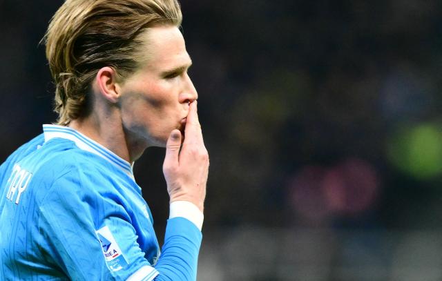 Napoli's Scottish midfielder #08 Scott McTominay celebrates after scoring a goal during the Italian Serie A football match between Inter Milan and Napoli at the San Siro stadium in Milan, on January 11, 2026. (Photo by Stefano RELLANDINI / AFP)