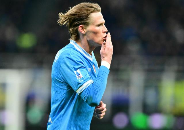 Napoli's Scottish midfielder #08 Scott McTominay celebrates after scoring a goal during the Italian Serie A football match between Inter Milan and Napoli at the San Siro stadium in Milan, on January 11, 2026. (Photo by Stefano RELLANDINI / AFP)