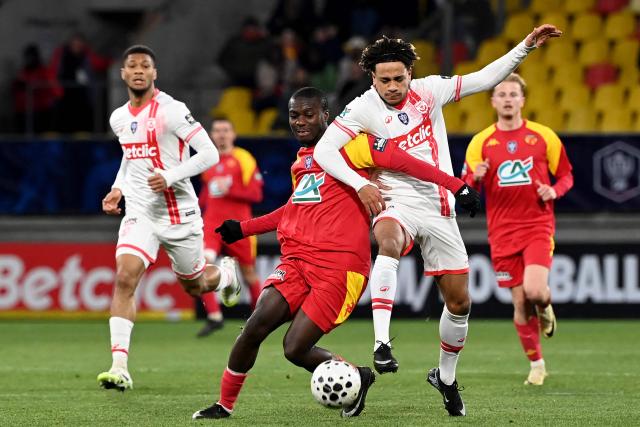 Le Mans' French defender Taylor Luvambo (L) fights for the ball with Nancy's defender Martin Experience (R) during the French Cup round of 32 football match between Le Mans and AS Nancy Lorraine at the Marie-Marvingt stadium in Le Mans, western France on January 11, 2026. (Photo by JEAN-FRANCOIS MONIER / AFP)