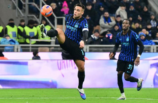 Inter Milan's Argentinian forward #10 Lautaro Martinez controls the ball during the Italian Serie A football match between Inter Milan and Napoli at San Siro stadium in Milan, on January 11, 2026. (Photo by Stefano RELLANDINI / AFP)