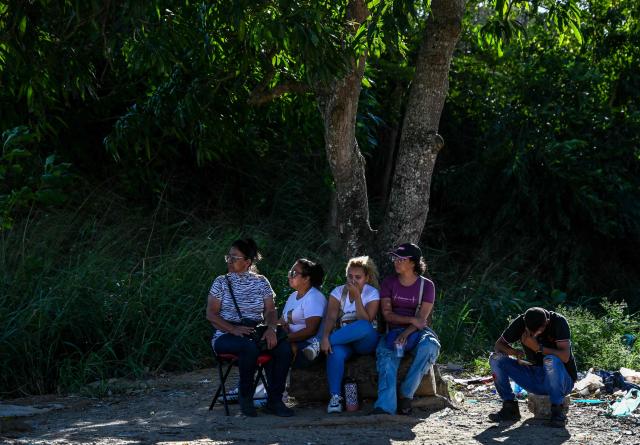 Relatives of political prisoners wait outside El Rodeo I prison in Guatire, Miranda State, some 30 kilometers east of Caracas on January 11, 2026. Venezuela on January 8 began releasing a "large number" of political prisoners, including several foreigners, in a move praised by US President Donald Trump as a step toward cooperation after the ouster of ruler Nicolas Maduro. (Photo by Ronaldo SCHEMIDT / AFP)