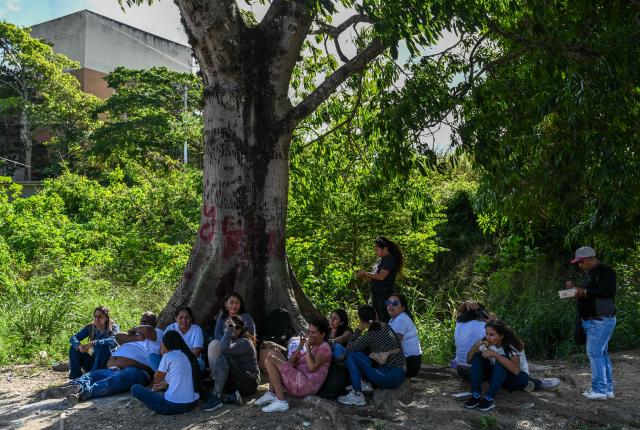 Relatives of political prisoners wait outside El Rodeo I prison in Guatire, Miranda State, some 30 kilometers east of Caracas on January 11, 2026. Venezuela on January 8 began releasing a "large number" of political prisoners, including several foreigners, in a move praised by US President Donald Trump as a step toward cooperation after the ouster of ruler Nicolas Maduro. (Photo by Ronaldo SCHEMIDT / AFP)
