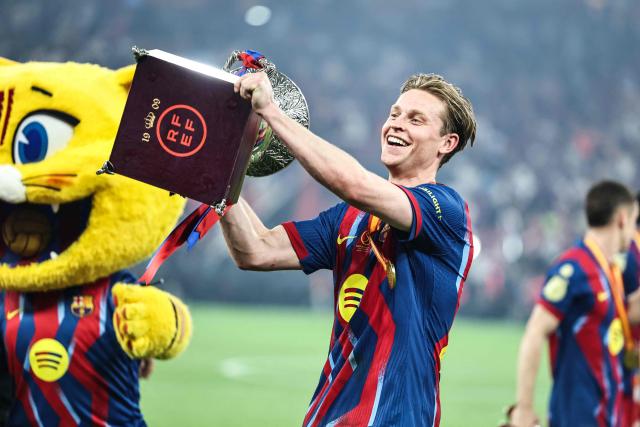 Barcelona's Dutch midfielder #21 Frenkie De Jong celebrates with the trophy after winning the Spanish Super Cup final football match between FC Barcelona and Real Madrid at the King Abdullah Stadium in Jeddah on January 11, 2026. (Photo by Haitham AL-SHUKAIRI / AFP)