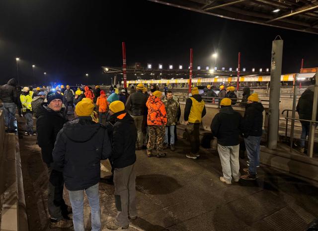 French farmers set up a blockade called by the agricultural union Coordination Rurale (CR), as part of national protests against the EU-Mercosur agreement at the highway toll in Fresnes-les-Montauban, northern France on January 11, 2026 (Photo by Benjamin BOULY RAMES / AFP)