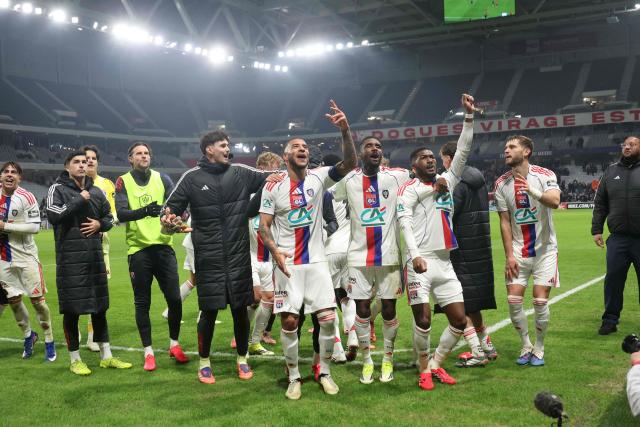 Lyon's team players celebrate their victory after the French Cup round of 32 football match between Lille OSC and Olympique Lyonnais at the Stade Pierre-Mauroy in Villeneuve-d'Ascq, northern France on January 11, 2026. (Photo by Francois LO PRESTI / AFP)