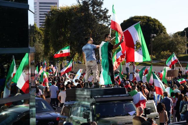 People take part in a “Free Iran” rally in Los Angeles, California, on January 11, 2026. The Norway-based NGO Iran Human Rights (IHR) said it had confirmed the killing of at least 192 protesters but warned the actual death toll could already amount to several hundreds, or even more. The IHR has an extensive network of sources in the country. The protests, initially sparked by anger over the rising cost of living, have evolved into a movement against the theocratic system in place in Iran since the 1979 revolution. They have already lasted two weeks. (Photo by Jonathan Alcorn / AFP)