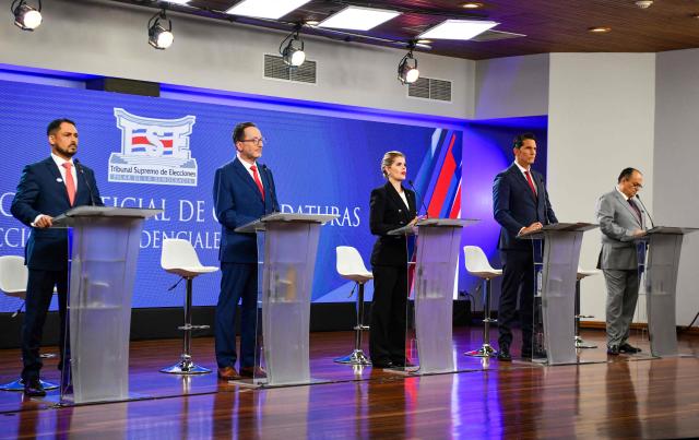 (L-R) Candidates for the Costa Rica's Presidential election Ronny Castillo, of the Aqui Costa Rica Manda Party, Eliezer Feinzaig Mintz, of the Progressive Liberal Party, Laura Fernandez, of the Sovereign People Party, Jose Miguel Aguilar Berrocal, of the Avanza Party and Claudio Alpizar Otoya, of the National Hope Party attend the debate at the Supreme Electoral Tribunal (TSE) in San Jose, Costa Rica on January 11, 2026. Costa Rica will hold presidential election on February 1. (Photo by Ezequiel BECERRA / AFP)