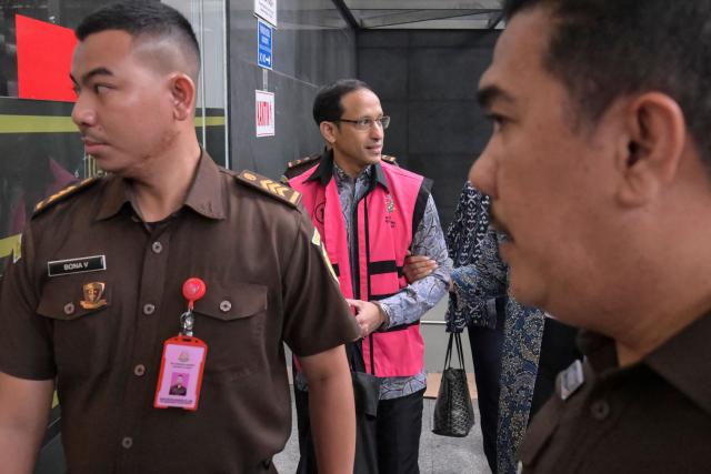 Indonesia's former education minister Nadiem Makarim arrives for his trial at the Corruption Court in Jakarta on January 12, 2026. Makarim, who is also a co-founder of ride-hailing app Gojek, is on trial for his involvement in a 124 million USD corruption scandal linked to a government procurement project for school laptops during his tenure as education minister. (Photo by BAY ISMOYO / AFP)