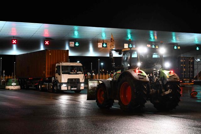 French farmers stop truck drivers to inspect transport of foreign products, as part of national protests against the EU-Mercosur agreement and the government's handling of the contagious nodular dermatitis (CND) epidemic, on the harbour of Le Havre, northwestern France on January 12, 2026. (Photo by Lou BENOIST / AFP)