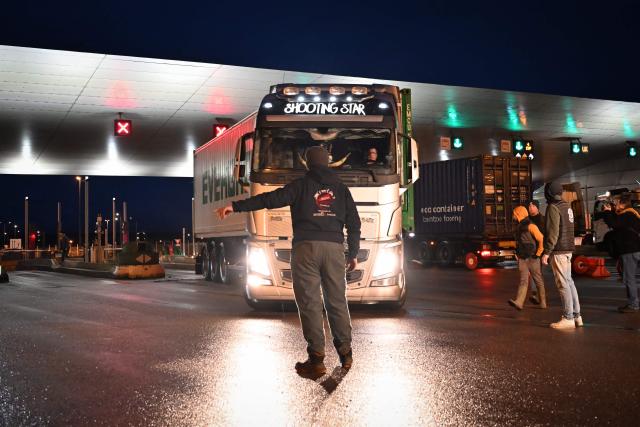 French farmers stop truck drivers to inspect transport of foreign products, as part of national protests against the EU-Mercosur agreement and the government's handling of the contagious nodular dermatitis (CND) epidemic, on the harbour of Le Havre, northwestern France on January 12, 2026. (Photo by Lou BENOIST / AFP)