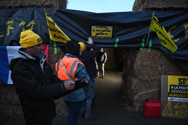 French farmers arrive at a makeshift camp at the start of their blockade of an oil depot as part of national protests against the EU-Mercosur agreement and the government's handling of the contagious nodular dermatitis (CND) epidemic, on the harbour of La Pallice in La Rochelle, southwestern France on January 12, 2026. (Photo by Christophe ARCHAMBAULT / AFP)