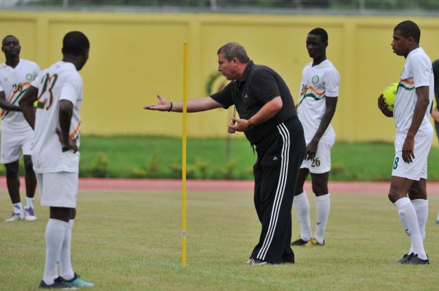 (FILES) French Rolland Courbis (C), Niger's national football team coach, speaks to team players during a training session on January 25, 2012, in Libreville during their 28th African Cup of Nations group C tournement. Rolland Courbis, former football player and coach, notably for Marseille and Bordeaux, has died at the age of 72, announced RMC radio on January 12, 2026, where he had been working as a consultant since 2005. (Photo by Issouf SANOGO / AFP)